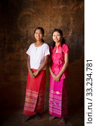 Two young Myanmar girls full body. Стоковое фото, фотограф Wong Sze Fei / PantherMedia / Фотобанк Лори