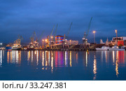 Illumination of sea port. Стоковое фото, фотограф Ivan Tykhyi / PantherMedia / Фотобанк Лори