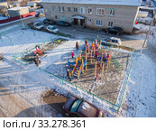 Поволжье. Башкирское село Верхнеяркеево зимой. Дети на детской площадке. Volga region. Bashkir village of Verkhneyarkeyevo in winter. Children on the playground. (2019 год). Редакционное фото, фотограф Евгений Романов / Фотобанк Лори