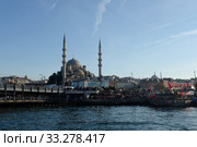 Пристань Эминёню-Золотой Рог у Галатского моста в Стамбуле (2019 год). Редакционное фото, фотограф Free Wind / Фотобанк Лори