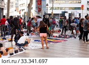 Sale of counterfeit products on La Rambla, Barcelona (2019 год). Редакционное фото, фотограф Яков Филимонов / Фотобанк Лори