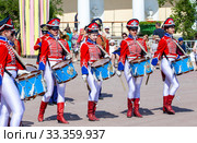 Барабанщицы оркестра "Виват, Россия!", в исторической форме гусар 1813 г., на фестивале ”Императорский букет”. Павловск. Санкт-Петербург (2014 год). Редакционное фото, фотограф Сергей Афанасьев / Фотобанк Лори