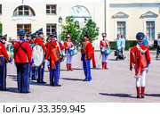 Барабанщицы и оркестр "Виват, Россия!", в исторической форме гусар 1813 г., на фестивале ”Императорский букет”. Павловск. Санкт-Петербург (2014 год). Редакционное фото, фотограф Сергей Афанасьев / Фотобанк Лори