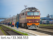 Советский тепловоз ТЭП70 с пассажирским поездом у платформы железнодорожной станции "Котлас Главный" (2018 год). Редакционное фото, фотограф Виктор Карасев / Фотобанк Лори