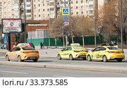 Такси разных компаний. Москва. Россия (2020 год). Редакционное фото, фотограф E. O. / Фотобанк Лори