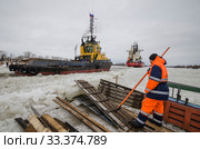 Огромный сухогруз "Ямал Кречет" пробивается сквозь лед. Россия, Архангельская область (2020 год). Редакционное фото, фотограф Яковлев Сергей / Фотобанк Лори