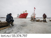 Огромный сухогруз "Ямал Кречет" пробивается сквозь лед. Россия, Архангельская область (2020 год). Редакционное фото, фотограф Яковлев Сергей / Фотобанк Лори