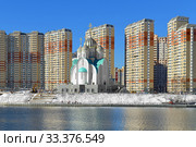 Construction of Moscow river embankment and St. Nicholas Church in new area of Pavshinsky floodplain (2020 год). Редакционное фото, фотограф Валерия Попова / Фотобанк Лори