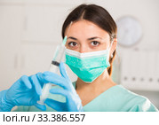 Female nurse in mask holding syringe for injection in hospital. Стоковое фото, фотограф Яков Филимонов / Фотобанк Лори