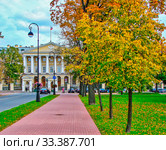Аллея и здание Смольного. Санкт-Петербург (2010 год). Редакционное фото, фотограф Сергей Афанасьев / Фотобанк Лори