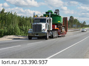 Седельный тягач Петербилт на трассе Сургут-Когалым летом. Peterbilt truck on Surgut-Kogalym highway in summer. (2015 год). Редакционное фото, фотограф Евгений Романов / Фотобанк Лори