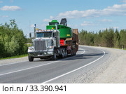 Седельный тягач Петербилт на трассе Сургут-Когалым летом. Peterbilt truck on Surgut-Kogalym highway in summer. (2015 год). Редакционное фото, фотограф Евгений Романов / Фотобанк Лори