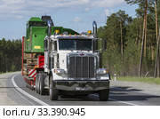Седельный тягач Петербилт на трассе Сургут-Когалым летом. Peterbilt truck on Surgut-Kogalym highway in summer. (2015 год). Редакционное фото, фотограф Евгений Романов / Фотобанк Лори