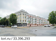 Жилой дом, построенный в 1938 году. Советская улица, 2 / Советская площадь, 6. "Дом специалистов", построенный в 1928—1932 годах. Народный переулок, 6. Ярославль, Россия (2019 год). Стоковое фото, фотограф Елена Коромыслова / Фотобанк Лори