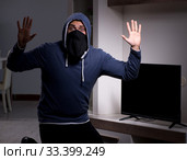 Burglar thief stealing tv from apartment house. Стоковое фото, фотограф Elnur / Фотобанк Лори