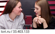 Bloggers live streaming using phone. Стоковое видео, видеограф Ekaterina Demidova / Фотобанк Лори