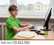 A boy is learning at the home computer. Training in the conditions of the quarantine. Стоковое фото, фотограф Юлия Кузнецова / Фотобанк Лори