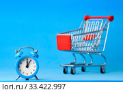 Часы на переднем плане, продуктовая тележка размыто на заднем плане. Стоковое фото, фотограф Иванов Алексей / Фотобанк Лори