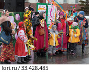 Семья в народных одеждах славят Масленицу. Проводы зимы в Заводоуковске (2020 год). Редакционное фото, фотограф Анатолий Матвейчук / Фотобанк Лори