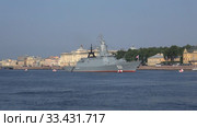 Вид на корвет "Сообразительный"  в акватории Невы. Подготовка ко Дню ВМФ в Санкт-Петербурге (2018 год). Редакционное видео, видеограф Виктор Карасев / Фотобанк Лори