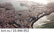 Aerial view of cityscape and harbour of Spanish city of Cadiz on peninsula in Atlantic Ocean (2019 год). Стоковое видео, видеограф Яков Филимонов / Фотобанк Лори