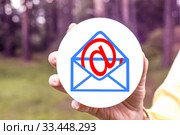 Знак электронной почты в руке . Концепция удаленной работы . Стоковое фото, фотограф Сергеев Валерий / Фотобанк Лори