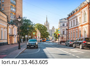Москва. Вид на высотку с Б. Никитской улицы. View of the skyscraper from Bolshaya Nikitskaya Street (2019 год). Стоковое фото, фотограф Baturina Yuliya / Фотобанк Лори