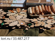 Торговля деревянными изделиями из можжевельника (2010 год). Редакционное фото, фотограф lana1501 / Фотобанк Лори