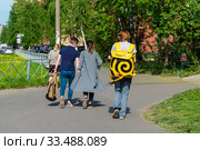 Разносчик продуктов от "Яндекс-Еда". Санкт-Петербург (2019 год). Редакционное фото, фотограф Александр Щепин / Фотобанк Лори