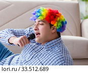 Funny man singing songs in karaoke at home. Стоковое фото, фотограф Elnur / Фотобанк Лори