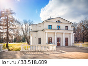 Весеннее солнце Spring sun of the Ostafyevo estate (2020 год). Редакционное фото, фотограф Baturina Yuliya / Фотобанк Лори