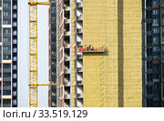 Теплоизолирование стены современного жилого дома. Москва. Россия (2020 год). Редакционное фото, фотограф E. O. / Фотобанк Лори