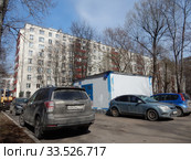 Девятиэтажный шестиподъездный панельный жилой дом серии II-49Д, построен в 1969 году. Сахалинская улица, 6, корпус 2. Район Гольяново. Город Москва (2020 год). Редакционное фото, фотограф lana1501 / Фотобанк Лори