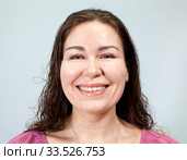 Женщина с широкой добродушной улыбкой. Стоковое фото, фотограф Кекяляйнен Андрей / Фотобанк Лори