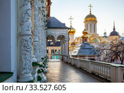 Резные колонны и большое «осененное» крыльцо трапезной палаты с видом на Троицкий собор и Михеевскую церковь. Троице-Сергиева лавра. Сергиев Посад. Московская область (2020 год). Стоковое фото, фотограф Сергей Афанасьев / Фотобанк Лори