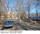 Детская игровая площадка во дворе жилых домов на Открытом шоссе. Район Метрогородок. Город Москва. Россия (2020 год). Редакционное фото, фотограф lana1501 / Фотобанк Лори