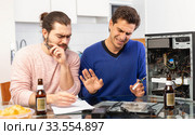 Men can not find the cause of a computer crash. Стоковое фото, фотограф Яков Филимонов / Фотобанк Лори