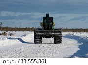 Механизированная рубка леса. Трелевочный трактор John Deere 748H едет по дороге. Mechanized felling clearing. John Deere 748H skidder rides on the road. Стоковое фото, фотограф Евгений Романов / Фотобанк Лори