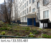 Девятиэтажный восьмиподъездный панельный жилой дом серии II-49Д, построен в 1969 году. Сахалинская улица, 4. Район Гольяново. Город Москва (2020 год). Стоковое фото, фотограф lana1501 / Фотобанк Лори