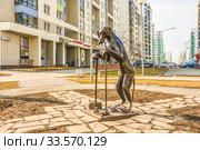 Скульптура собаке , которая убирает за собой. Редакционное фото, фотограф Сергеев Валерий / Фотобанк Лори