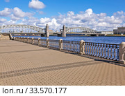 Синопская набережная с видом на мост Петра Великого (Большеохтинский). Санкт-Петербург (2020 год). Стоковое фото, фотограф Сергей Афанасьев / Фотобанк Лори