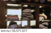 Clothing store showcase with variety of mens flat caps, womens hats and berets. Стоковое видео, видеограф Яков Филимонов / Фотобанк Лори
