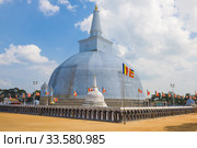 Древняя Ruwanveliseya Dagаba крупным планом облачным днем. Анурадхапура, Шри-Ланка (2020 год). Стоковое фото, фотограф Виктор Карасев / Фотобанк Лори