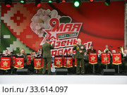 Певец и военный оркестр на сцене - 9 мая День Победы (2019 год). Редакционное фото, фотограф Марина Шатерова / Фотобанк Лори