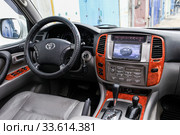 Toyota Land Cruiser 100 (2020 год). Редакционное фото, фотограф Art Konovalov / Фотобанк Лори