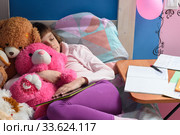 Девочка заснула в кровати обучаясь дистанционно и делая домашнее задание. Стоковое фото, фотограф Иванов Алексей / Фотобанк Лори