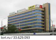 Соврменное офисное здание с синим стекланным фасадом, Velcom, А1, Немига, Минск, Беларусь (2019 год). Редакционное фото, фотограф Марина Шатерова / Фотобанк Лори