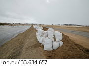 Дамба из мешков с песком. Защита от наводнения. Стоковое фото, фотограф Яковлев Сергей / Фотобанк Лори