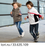 boy with blonde girl outdoors are friends. Стоковое фото, фотограф Татьяна Яцевич / Фотобанк Лори