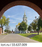 Тульский кремль. Вид на Успенский собор через арку ворот. Город Тула, Россия (2019 год). Редакционное фото, фотограф Елена Коромыслова / Фотобанк Лори